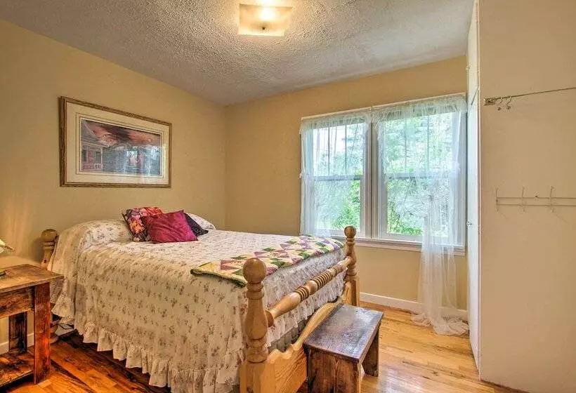 Rustic Hamilton Farmhouse: Stunning Mtn Views