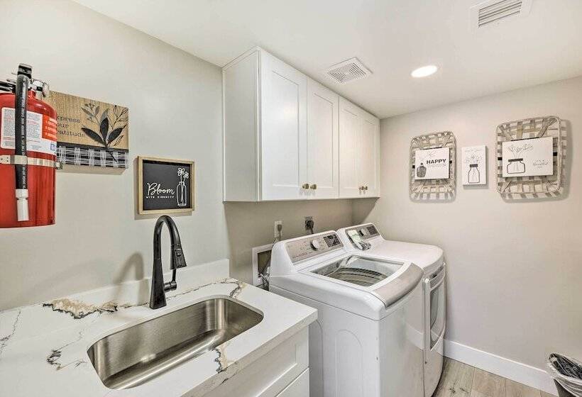 Scottsdale Oasis W/ Pool & Putting Green!