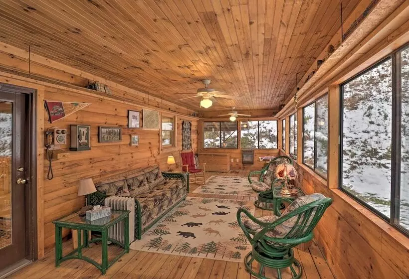 Smoky Mountain Cabin W/ Hot Tub & Views!