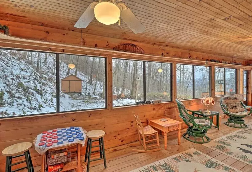 Smoky Mountain Cabin W/ Hot Tub & Views!