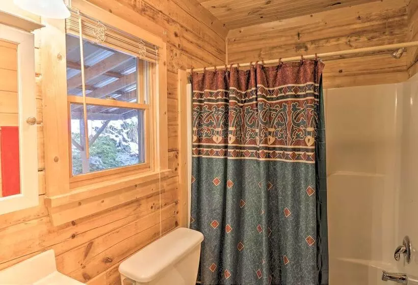 Smoky Mountain Cabin W/ Hot Tub & Views!