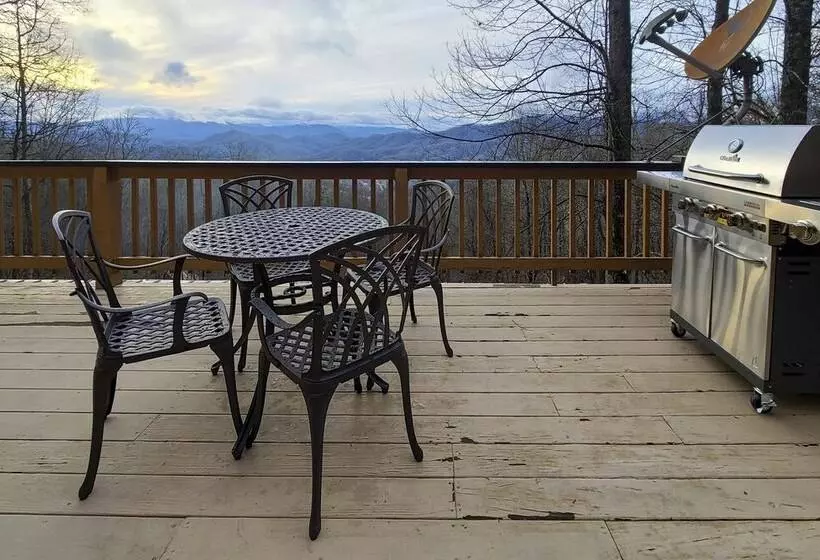 Smoky Mountain Cabin W/ Hot Tub & Views!
