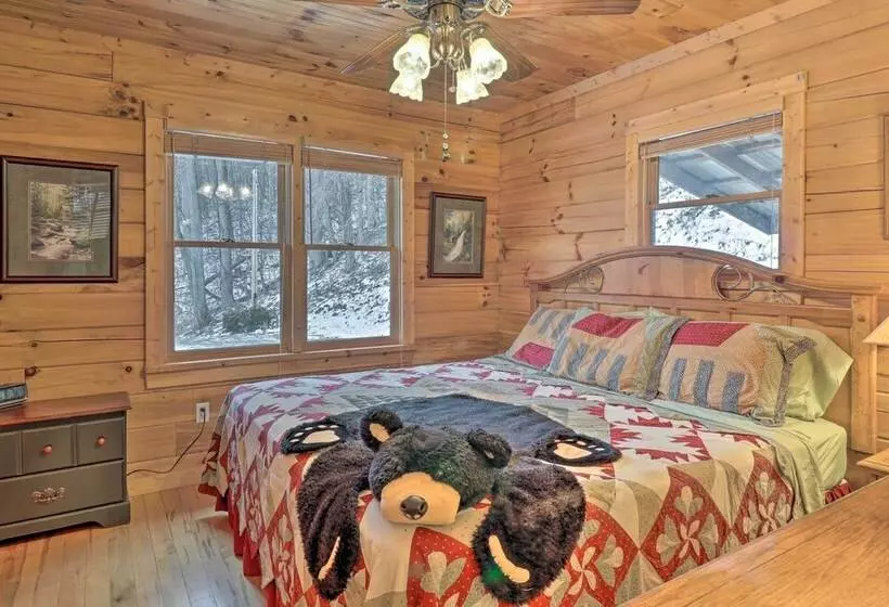 Smoky Mountain Cabin W/ Hot Tub & Views!