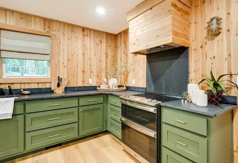 Spacious Home On Beaver Lake W/ Deck & Fire Pit!