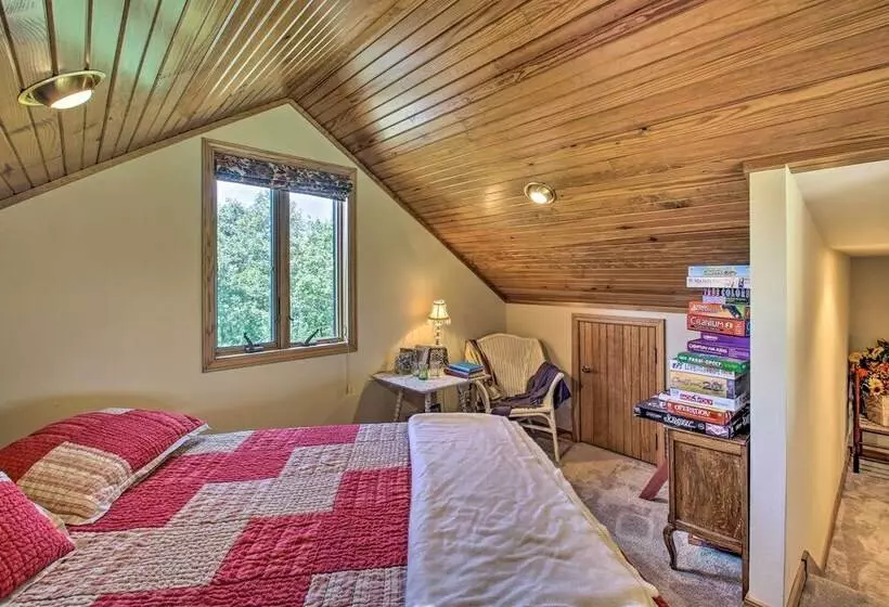 Spacious House W/ Wraparound Deck + Mtn Views!