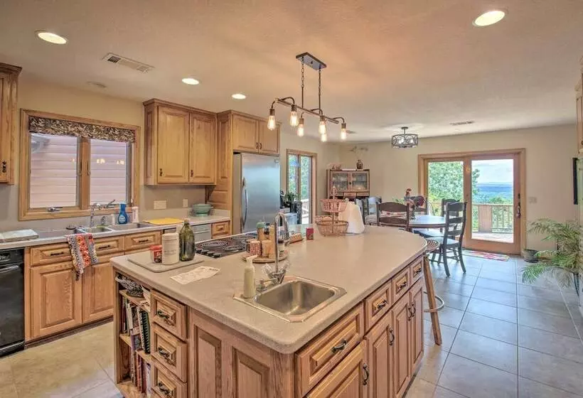 Spacious House W/ Wraparound Deck + Mtn Views!