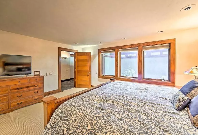 Spacious Luxury Retreat W/ Private Hot Tub & Pool!