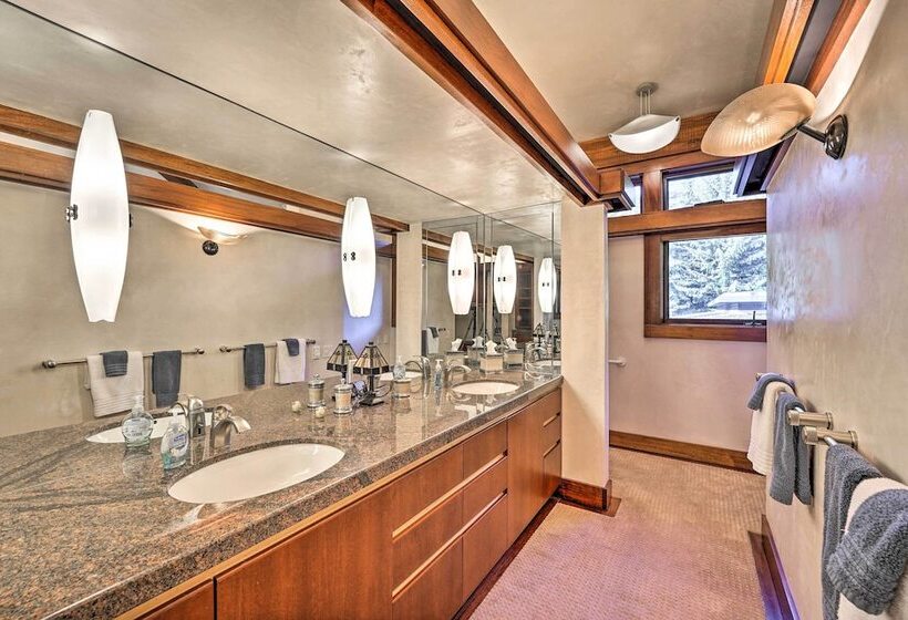 Spacious Luxury Retreat W/ Private Hot Tub & Pool!