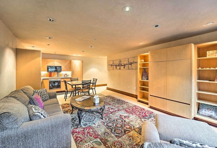 Spacious Luxury Retreat W/ Private Hot Tub & Pool!