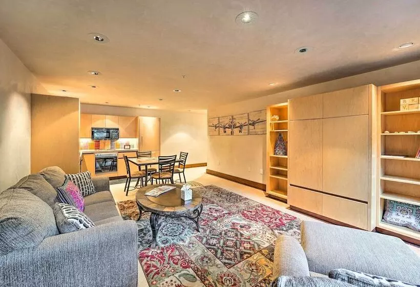 Spacious Luxury Retreat W/ Private Hot Tub & Pool!