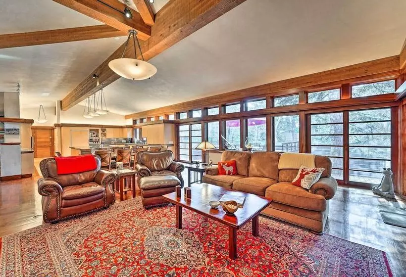 Spacious Luxury Retreat W/ Private Hot Tub & Pool!