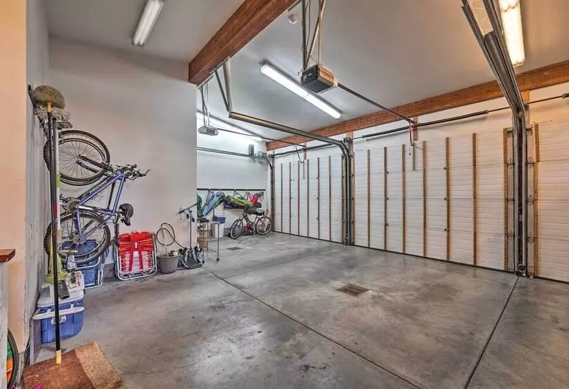 Spacious Luxury Retreat W/ Private Hot Tub & Pool!