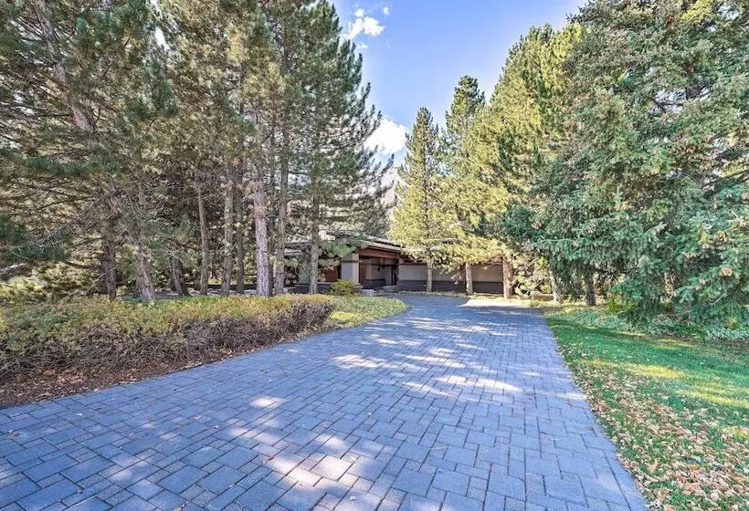 Spacious Luxury Retreat W/ Private Hot Tub & Pool!