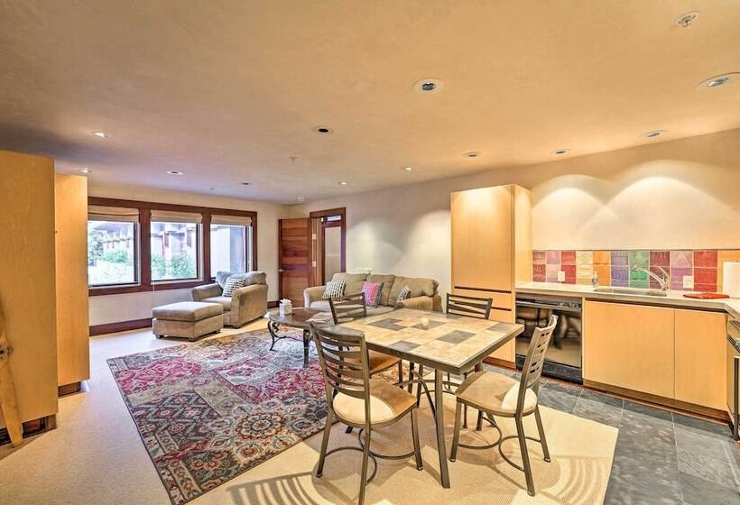 Spacious Luxury Retreat W/ Private Hot Tub & Pool!