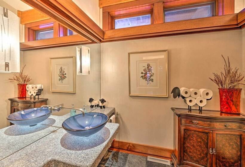 Spacious Luxury Retreat W/ Private Hot Tub & Pool!