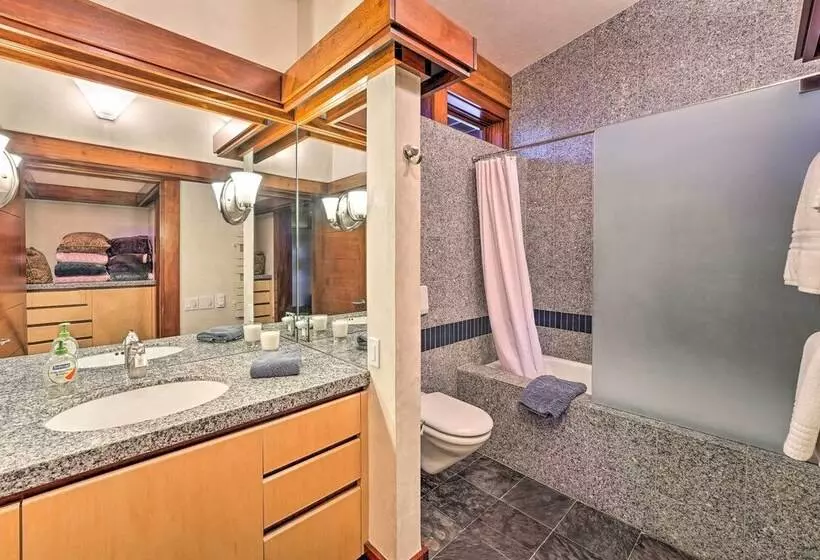 Spacious Luxury Retreat W/ Private Hot Tub & Pool!