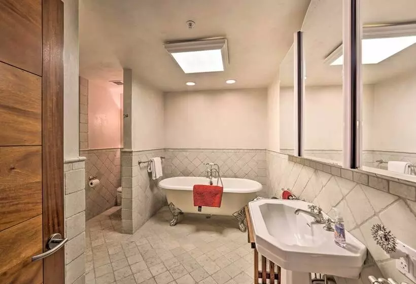 Spacious Luxury Retreat W/ Private Hot Tub & Pool!