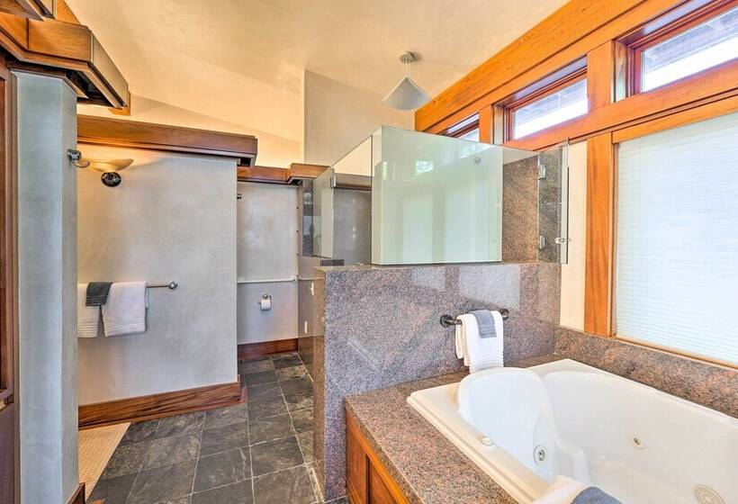 Spacious Luxury Retreat W/ Private Hot Tub & Pool!