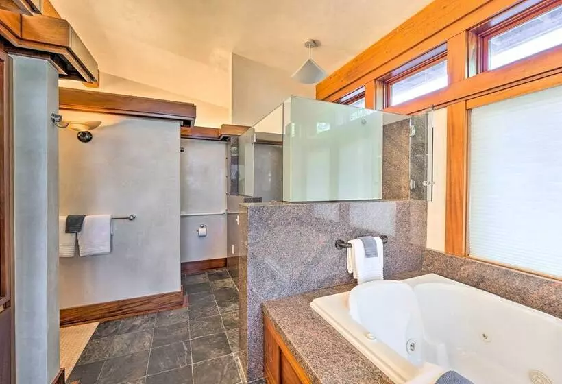 Spacious Luxury Retreat W/ Private Hot Tub & Pool!