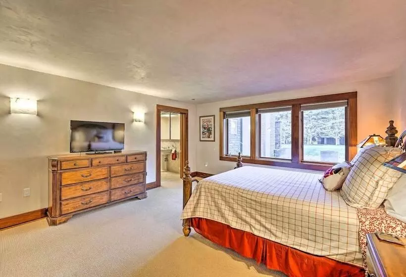 Spacious Luxury Retreat W/ Private Hot Tub & Pool!