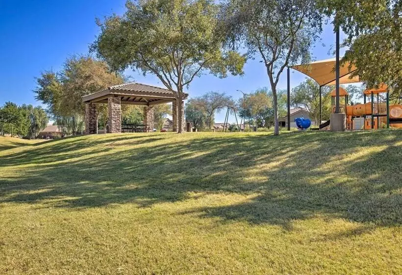 Surprise House W/ Pool, Patio & Gas Grill!