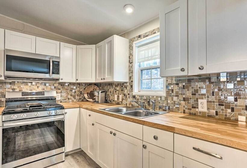 Kayaks, Electric Bicycles: Greentown Hideaway!