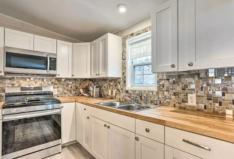 Kayaks, Electric Bicycles: Greentown Hideaway!