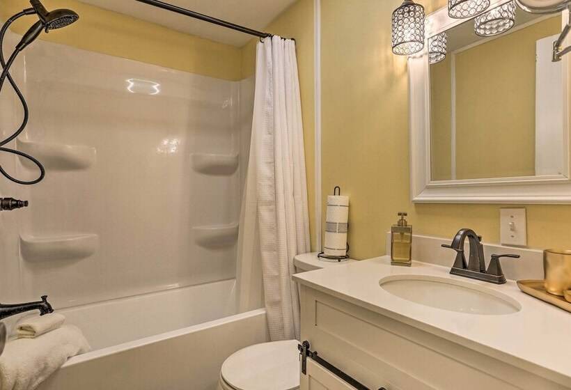 Kayaks, Electric Bicycles: Greentown Hideaway!