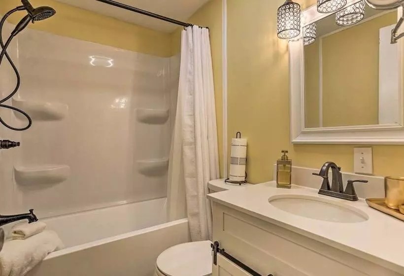 Kayaks, Electric Bicycles: Greentown Hideaway!