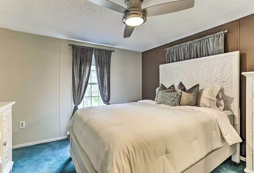 Kayaks, Electric Bicycles: Greentown Hideaway!