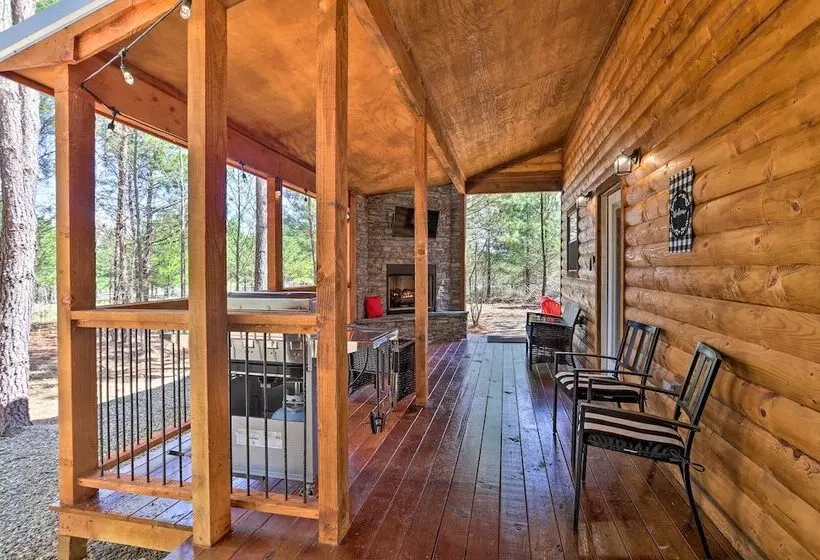 The Breeze    Broken Bow Cabin W/ Hot Tub & Deck!