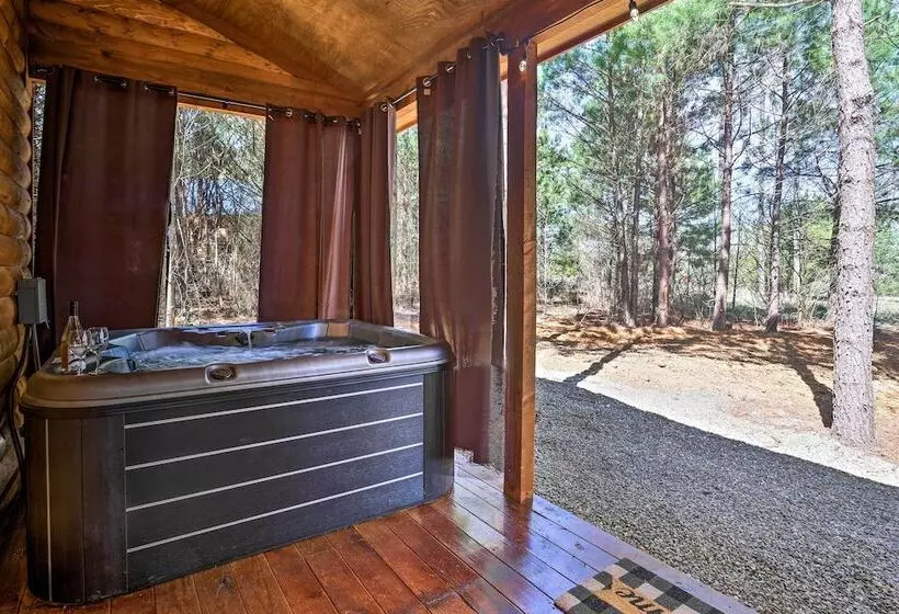 The Breeze    Broken Bow Cabin W/ Hot Tub & Deck!