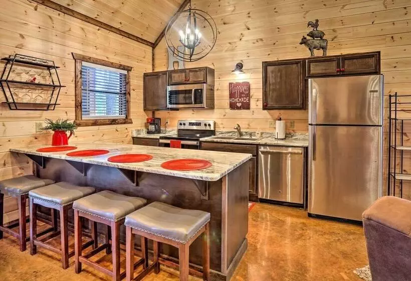 The Breeze    Broken Bow Cabin W/ Hot Tub & Deck!