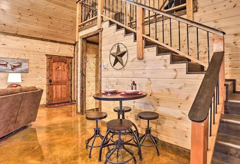 The Breeze    Broken Bow Cabin W/ Hot Tub & Deck!