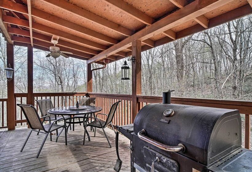 Wandering Bear Cabin W/ Game Room & Hot Tub!