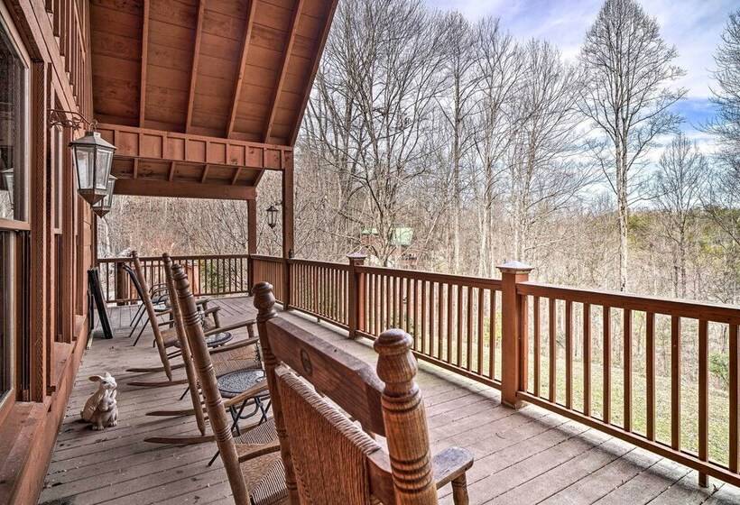 Wandering Bear Cabin W/ Game Room & Hot Tub!