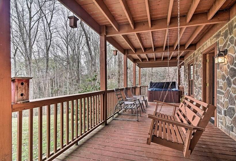 Wandering Bear Cabin W/ Game Room & Hot Tub!