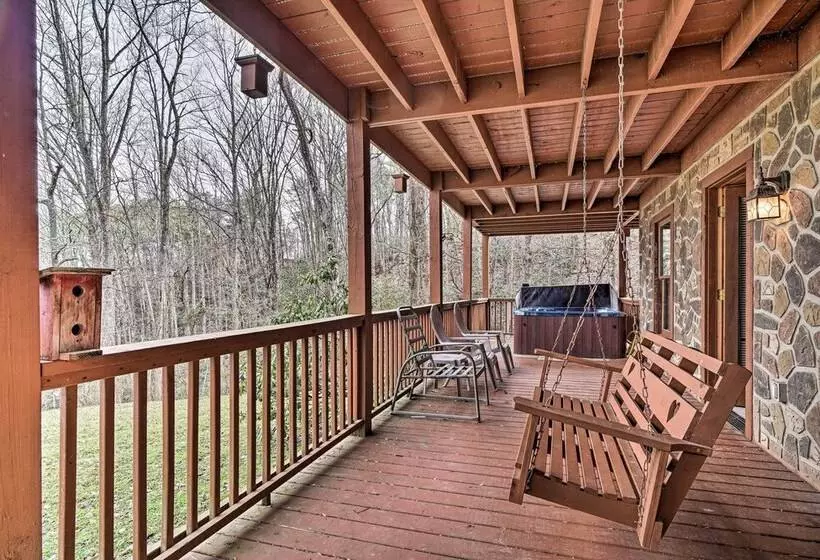 Wandering Bear  Cabin W/ Game Room & Hot Tub!