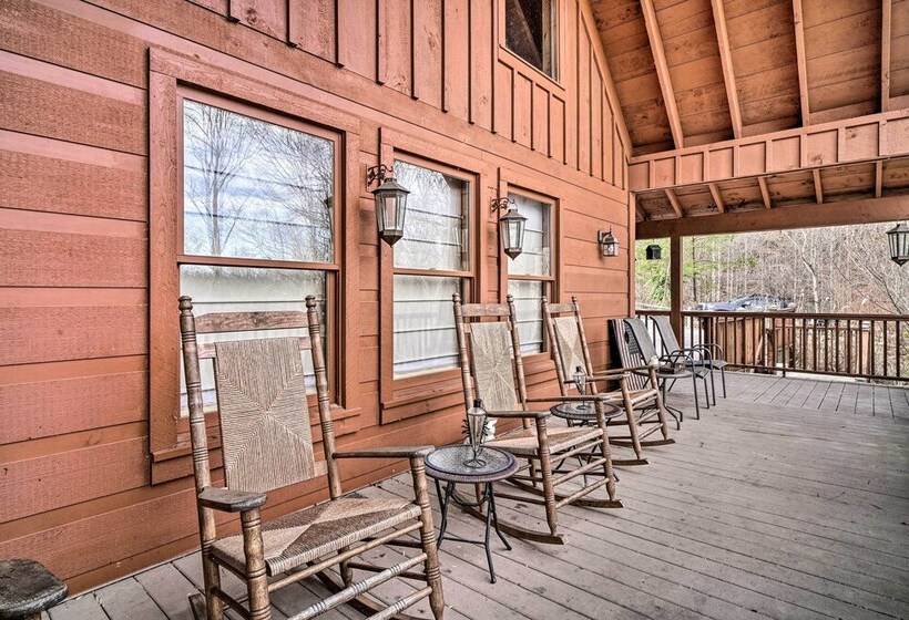 Wandering Bear Cabin W/ Game Room & Hot Tub!