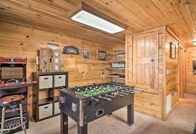 Wandering Bear Cabin W/ Game Room & Hot Tub!