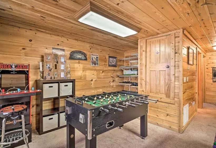Wandering Bear  Cabin W/ Game Room & Hot Tub!