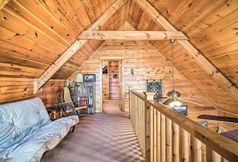 Wandering Bear  Cabin W/ Game Room & Hot Tub!