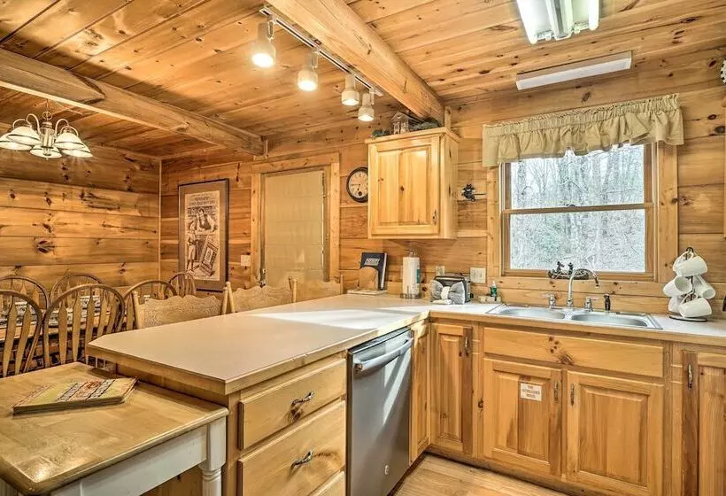 Wandering Bear  Cabin W/ Game Room & Hot Tub!