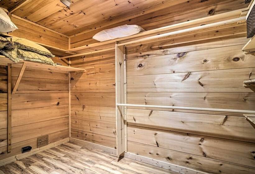 Wandering Bear Cabin W/ Game Room & Hot Tub!