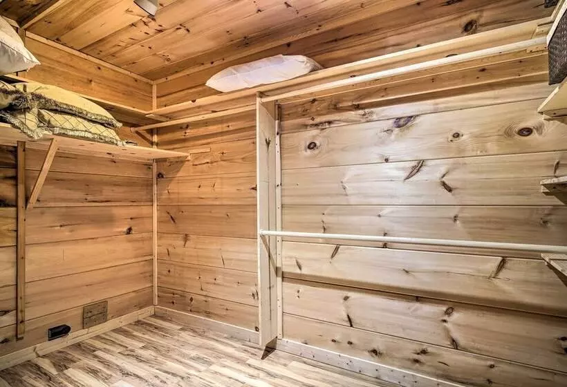 Wandering Bear  Cabin W/ Game Room & Hot Tub!