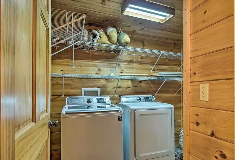 Wandering Bear  Cabin W/ Game Room & Hot Tub!