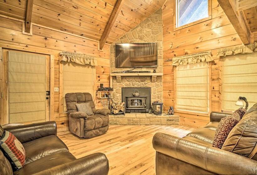 Wandering Bear Cabin W/ Game Room & Hot Tub!