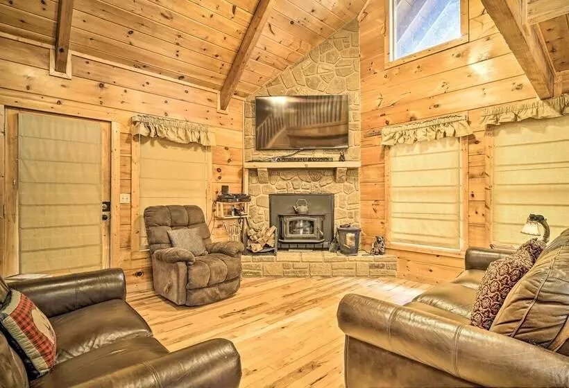 Wandering Bear  Cabin W/ Game Room & Hot Tub!