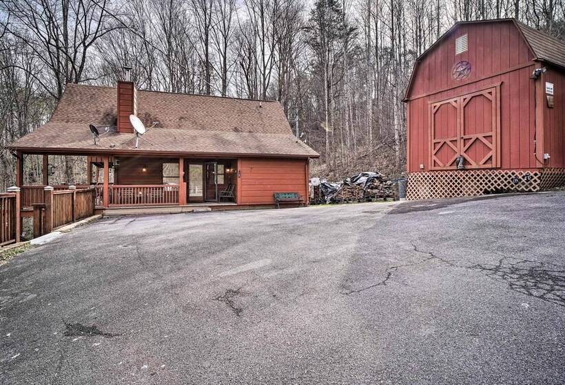 Wandering Bear Cabin W/ Game Room & Hot Tub!