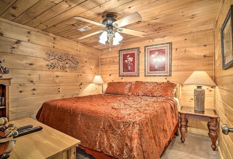 Wandering Bear Cabin W/ Game Room & Hot Tub!